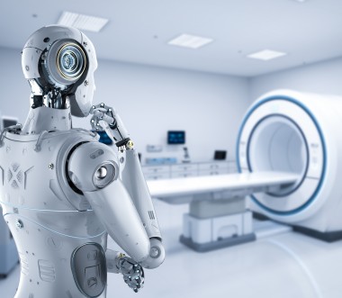Ein menschenähnlicher Roboter steht in einem modernen medizinischen Untersuchungsraum vor einem MRT-Scanner. Der Roboter ist mit silbernen und metallischen Elementen versehen und scheint nachdenklich, indem er seine rechte Hand an sein Kinn legt. Der Raum ist hell beleuchtet, minimalistisch gestaltet und mit medizinischen Geräten ausgestattet. Die Szene deutet auf eine futuristische Umgebung hin, in der Künstliche Intelligenz und Robotik in der Medizin verwendet werden könnten. Ein menschenähnlicher Roboter steht in einem modernen medizinischen Untersuchungsraum vor einem MRT-Scanner. Der Roboter ist mit silbernen und metallischen Elementen versehen und scheint nachdenklich, indem er seine rechte Hand an sein Kinn legt. Der Raum ist hell beleuchtet, minimalistisch gestaltet und mit medizinischen Geräten ausgestattet. Die Szene deutet auf eine futuristische Umgebung hin, in der Künstliche Intelligenz und Robotik in der Medizin verwendet werden könnten.