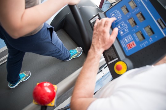 ein Patient auf einem Laufband