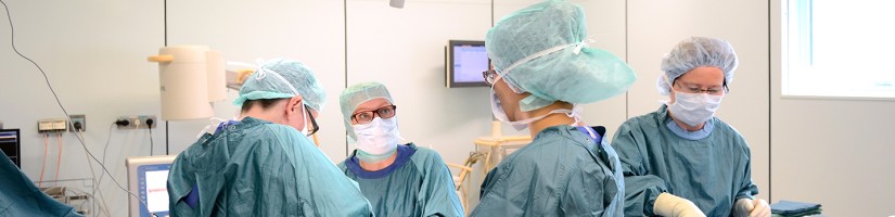 Klinikpersonal bereitet eine Operation vor