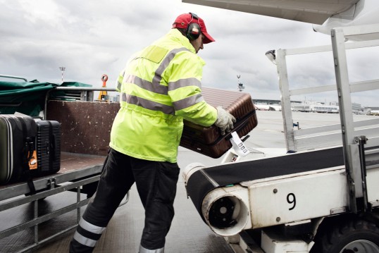 Mitarbeiter am Flughafen mit Schutzausrüstung