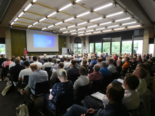 Menschen in Seminarraum