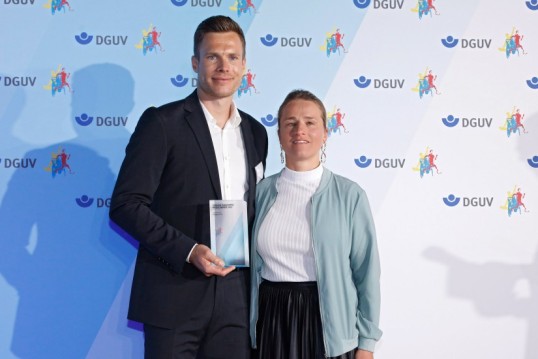 Foto von Markus Rehm neben Laudatorin Verena Bentele