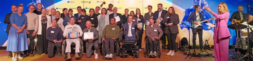 Gruppenfoto Verleihung des GPMA 2025. Zahlreiche Menschen auf der Bühne.
